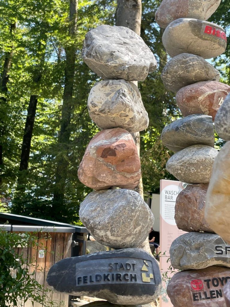 An der Sponsoren-Steinsäule sind noch Steine frei, welche nachgraviert werden können.