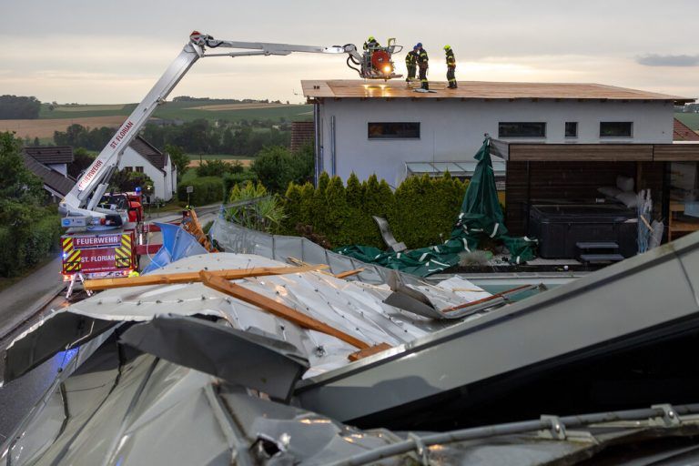 Zahlreiche Gebäude wurden bei den heftigen Unwettern beschädigt. APA