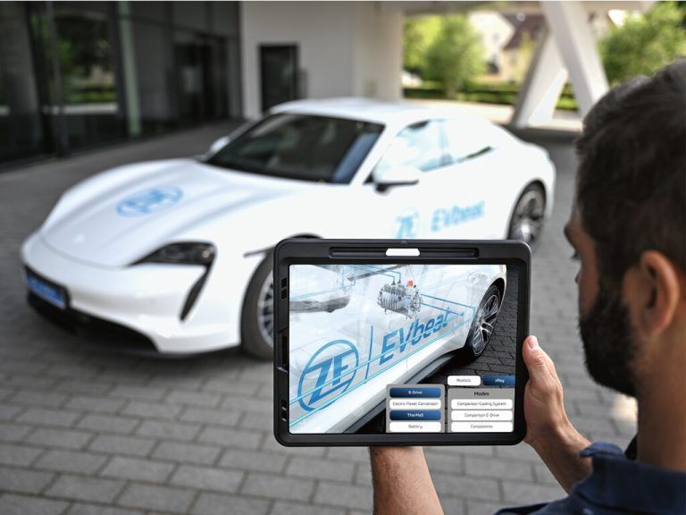 ZF in Friedrichshafen hat den Prototyp eines ultrakompakten 800-Volt-Antriebs vorgestellt, der KI-basiertes Energiemanagement mit einem neuen Thermomanagement kombiniert. Der Motor kommt ohne Seltene Erden aus, benötigt dank einer patentierten Wickeltechnik zehn Prozent weniger Kupfer und passt in fast alle Fahrzeuge. In Sachen Leistungsentfaltung, Spitzenleistung und Reichweite soll der Motor Maßstäbe setzen und ab 2026 die Nachfolge des aktuellen E-Antriebs antreten, der u.a. bei Porsche im Taycan oder bei Audi im e-tron GT verwendet wird.