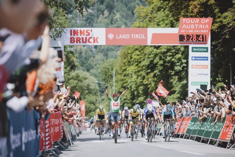 Zielankunft in Innsbruck mit dem Etappensieger Jhonatan Manuel Narvaez Prado (im grünen Trikot).apa