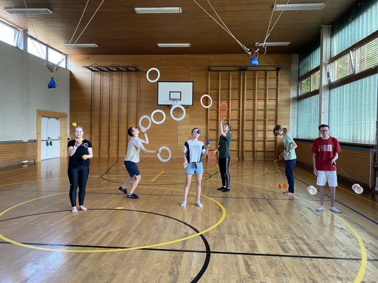 Zirkustraining fördert die Körperwahrnehmung, den Gleichgewichtssinn und die Freude an der Bewegung. VN/Haller