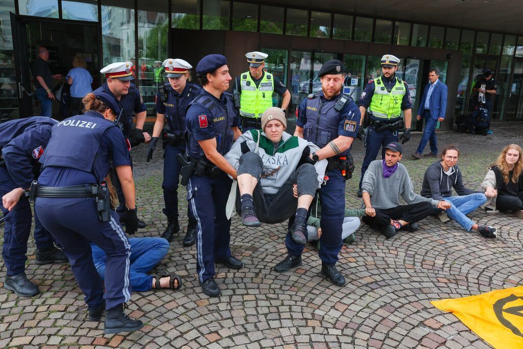 <p class="caption">Zuerst voneinander gelöst und dann weggetragen: Aktivisten vor dem Landhaus.<span class="media-container dcx_media_rtab" data-dcx_media_config="{}" data-dcx_media_type="rtab"> </span><span class="marker">Hartinger</span></p>