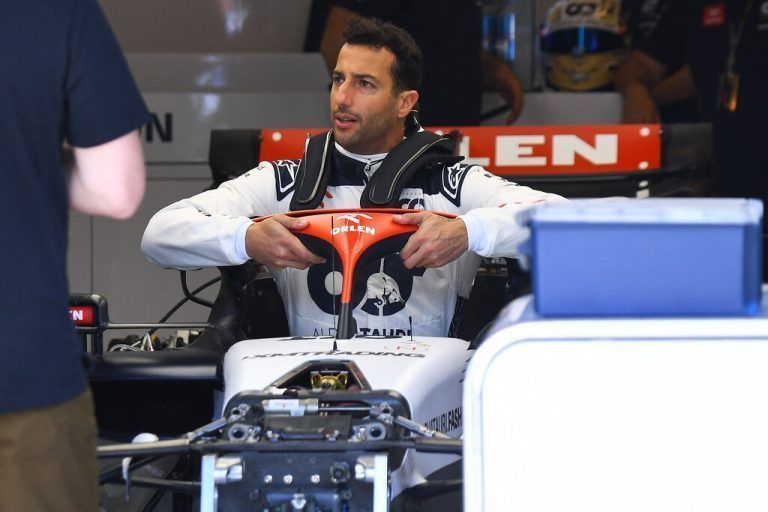 Zurück im Cockpit: Daniel Ricciardo nimmt Platz im AlphaTauri.afp