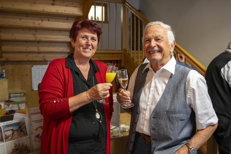 Karin Gabrielli (Beirat des Krippenmuseums) und Erich Kirner (Obmann Stellvertreter Krippenmuseum).