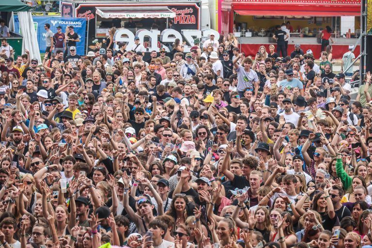 Auch am Tag zwei bewies das Szene-Publikum Energie. Über 8000 Besucher strömten auf das Gelände.