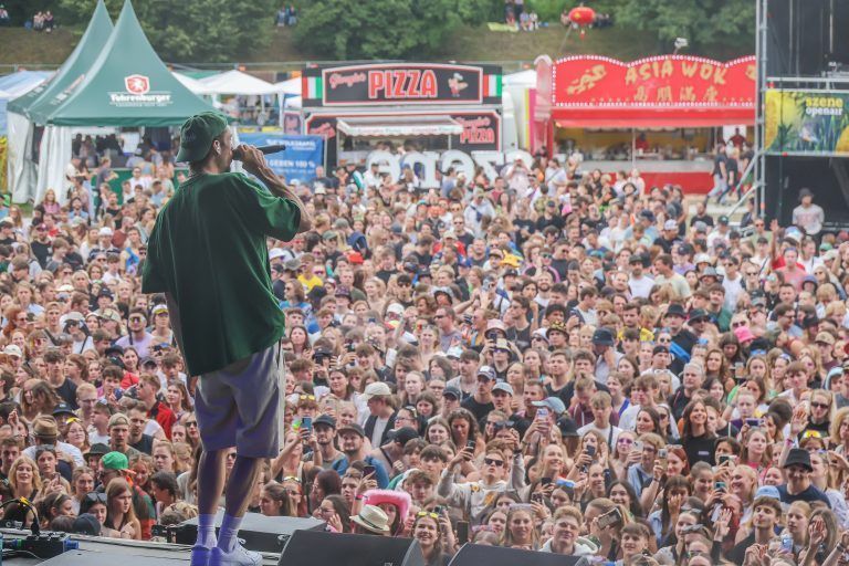 "Habt ihr Bock auf Mucke?", rief Greeen der kreischenden Menge zu.
