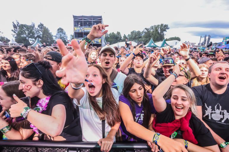 Die Bands brachten die Menge zum Toben.