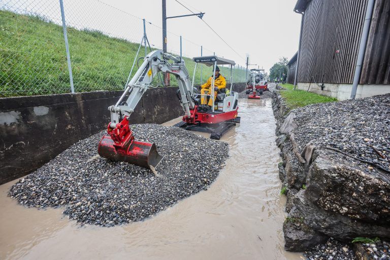 Hinter dem Gebäude wurde die Gruppe sicherheitshalber mit Kies aufgeschüttet - nun wurde es wieder abtransportiert.<span class="copyright"> VN/Steurer</span>
