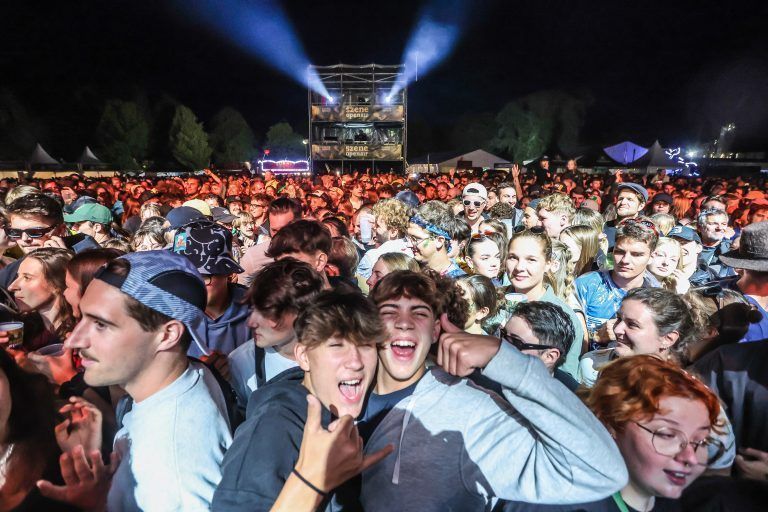 Tausende Festivalfans kamen am Freitag an den Alten Rhein.
