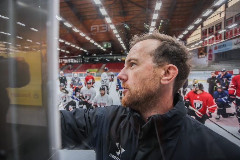Coach Dylan Stanley hat alles im Blick. <span class="copyright">steurer</span>