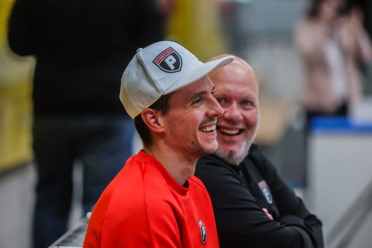 Verletzt: Goalie Alex Caffi mit Masseur Martin Resch. <span class="copyright">steurer</span>