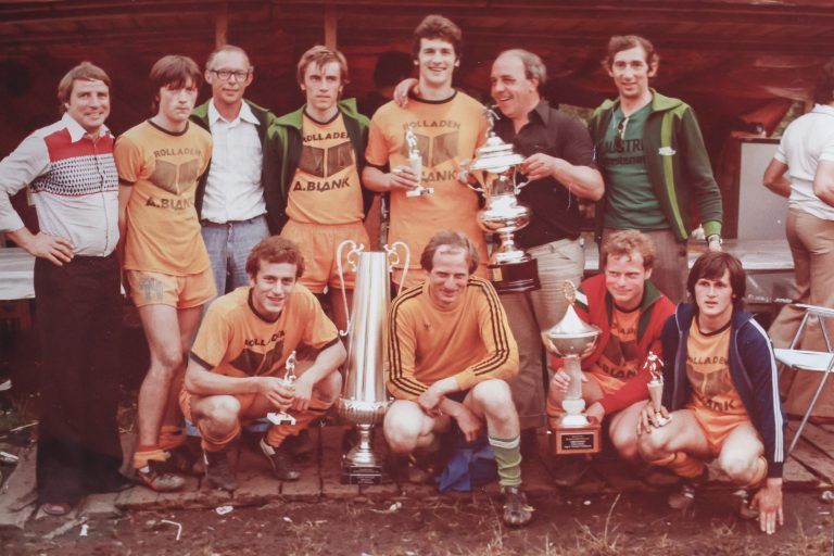 Inmitten von lauter Austria-Legenden: Stefan Woger (Zweiter von links), Lothar Grabher, Edi Riedmann, Ernst Blaser, „Jaschin“ Arthur Hämmerle, „Zelli“ Manfred Vogel (unten links), Günther Fitz, Herbert Schwärzler und „Büz“ Herbert Gunz.
