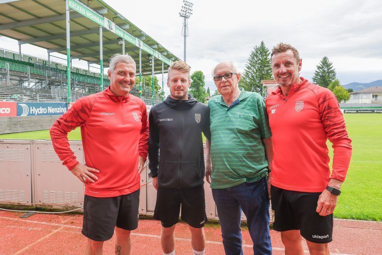 Karlheinz Keick inmitten der Austria von heute: Markus Mader, Pius Grabher und Martin Schneider (v. l.). VN/Steurer