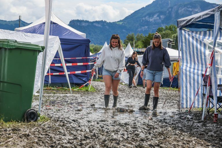 Auf dem Campingareal herrschte am Mittag gute Stimmung trotz Matsch.
