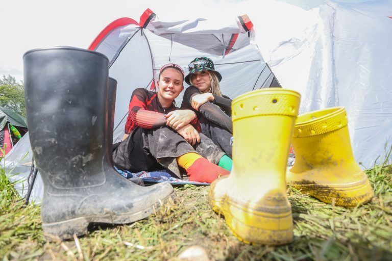 Leonie und Laura macht der Regen nichts aus.