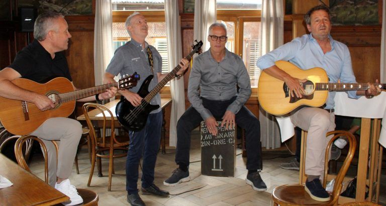 Mit seinen alten Kumpels Walter Canaval, Gerhard Dornbach und Günter Hopfner (v. l.) ließ der Jubilar Jürgen Leissing die Get-Rusty-Zeit aufleben.<span class="copyright"> alle Bilder: STP</span>