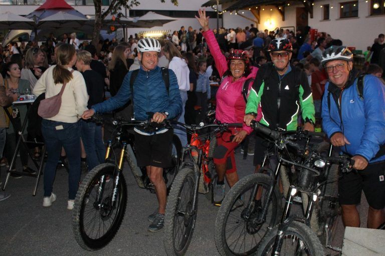 Radsportler schätzen den Käsklatsch als Station ihrer Abendtour. So auch Rudolf Christl, Gerold Zgaga, Werner und Ruth Mathis, die auf der Fahrt über Weißfluh, Bödele, Lustenauer Hütte und Lorena vor der Rückkehr nach Dornbirn in Alberschwende zukehrten. <span class="copyright">STP</span>