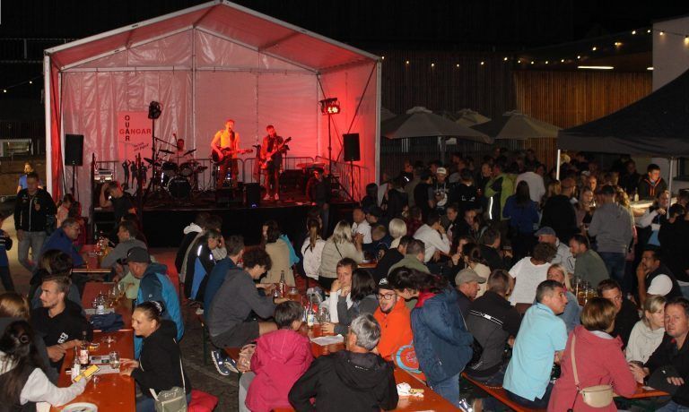 Der dritte Käsklatsch-Abend dieser Saison war eine Zitterpartie, doch es blieb lange trocken und die Stimmung im Schulhof war einmal mehr großartig. <span class="copyright">STP</span>