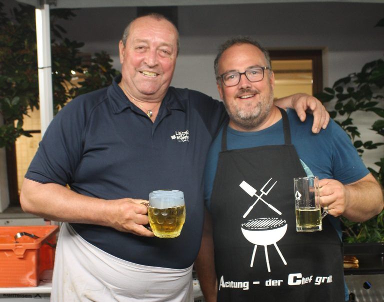 Küchendienst für die Liedermänner Benno Winder und Grillchef Mario Bitschnau.