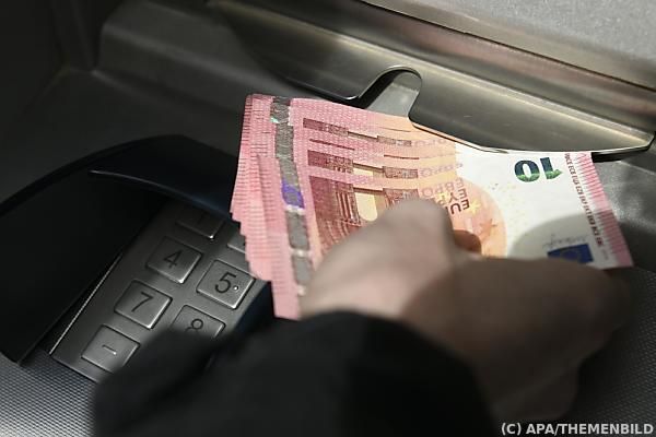 Edtstadler pocht auf Bargeld in Verfassung