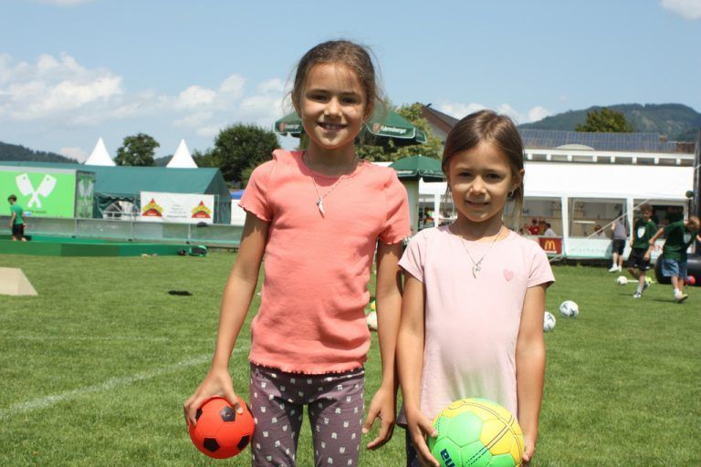 Nina und Eva feierten das Jubiläum des Fußballclubs mit. <span class="copyright">VN-TK</span>