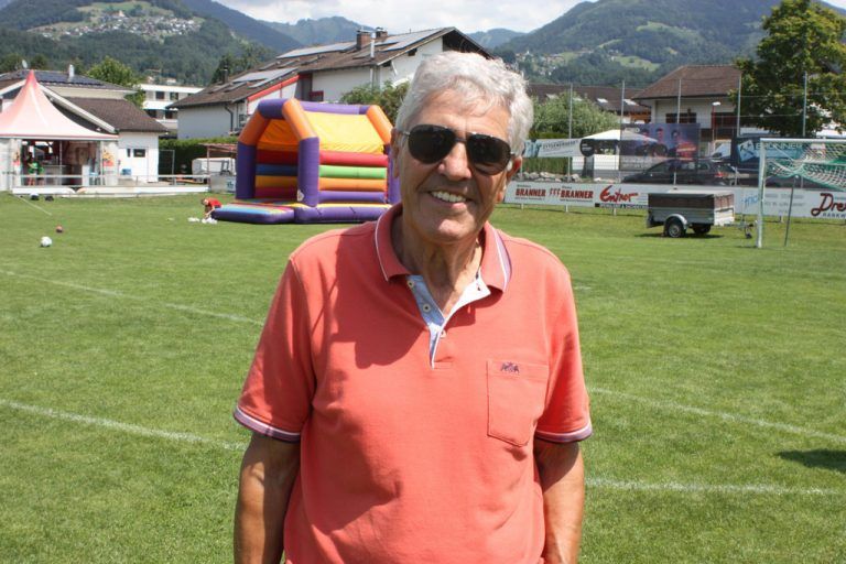 Ehrenmitglied Hans Leiner genoss das abwechslungsreiche Fußballfest. <span class="copyright">VN-TK</span>