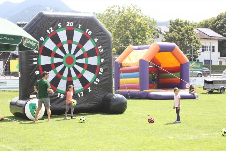 Auch das „Fußball-Dart" kam bei den kleinen Jubiläumsgästen ausgezeichnet an. <span class="copyright">VN-TK</span>