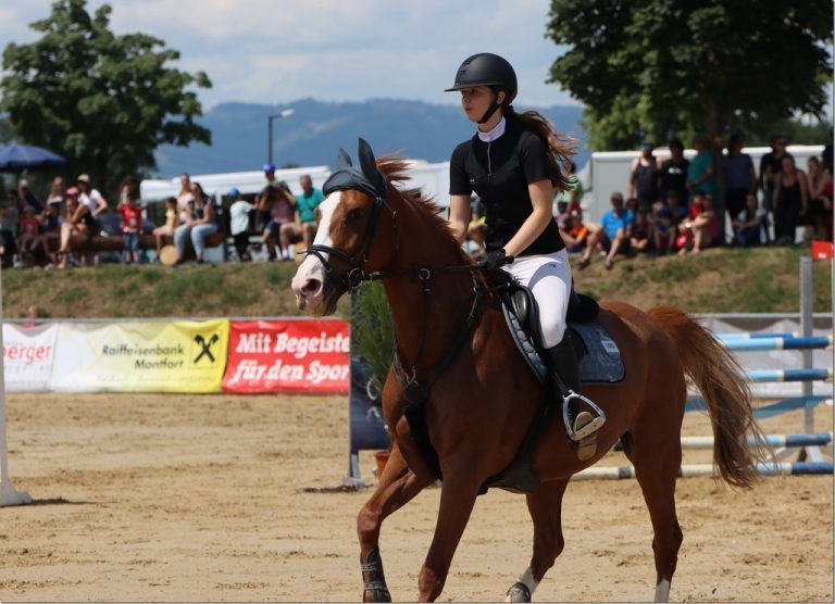 Junge Rankweilerin begeistert im Springreiten.