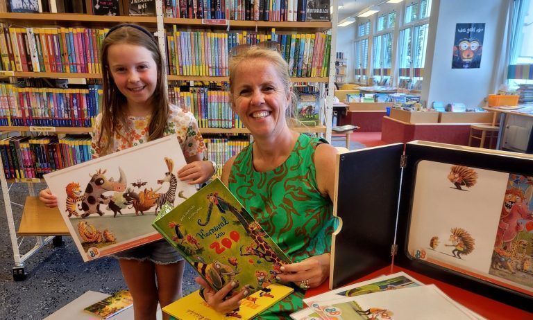 Kinderbuchbloggerin Sonja Schöpf mit Tochter Johanna als höchst versierte „Assistentin“ beim Kamishibai (Bilderbuchkino). 
