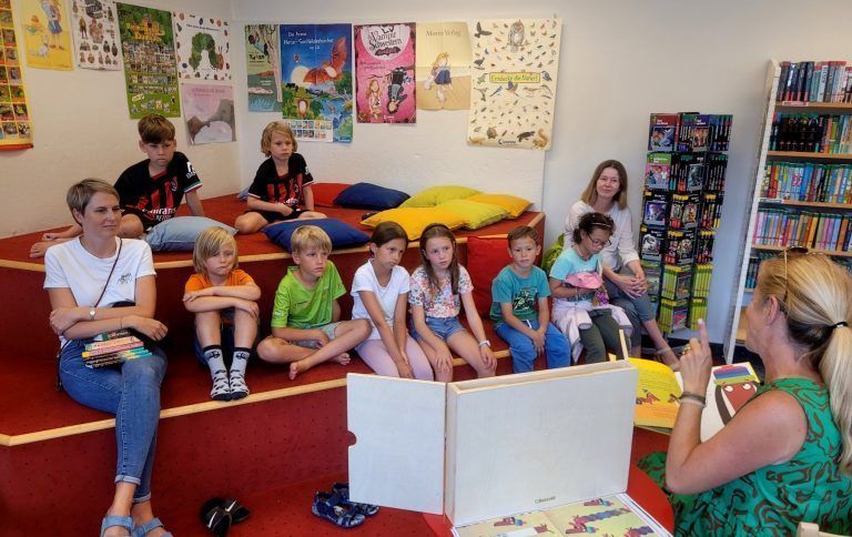 Die „Vorlesezeit“ mit Kinderbuchbloggerin Sonja Schöpf kam bei Groß und Klein gut an.