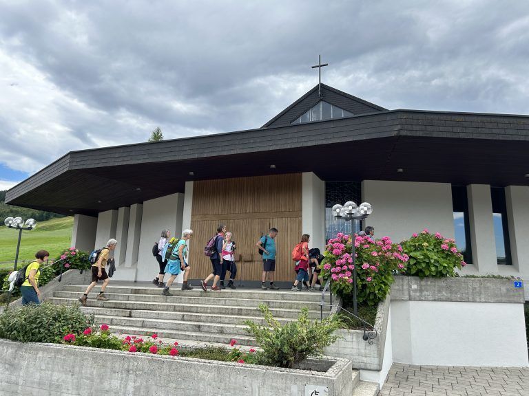 Die Pilgergruppe wanderte über den Hirschensprung und erreichte Freienbach, wo in der Kirche ein erster Impuls stattfand.
