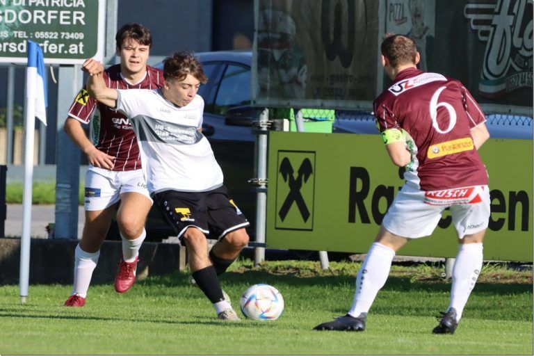Knapper Sieg, große Freude: TSV Altenstadt holt erste drei Punkte im Duell gegen SK Brederis.