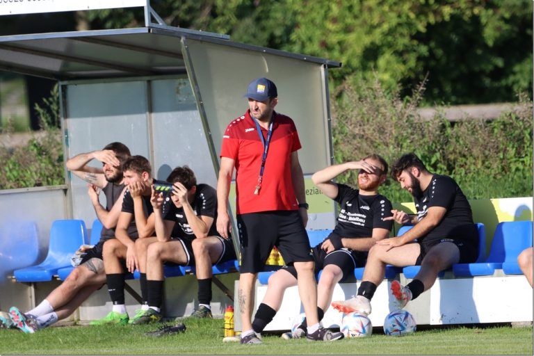 Die Trainer verfolgten das spannende Match.