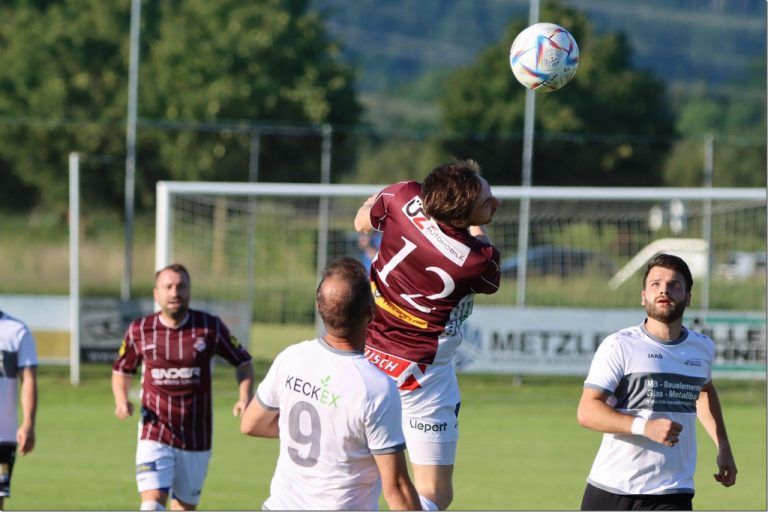 Kopfballstarke Altenstädter entschieden das packende Duell knapp für sich.