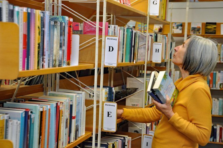 Viele sind Stammkunden und freuen sich sehr, dass die Bücherei wieder öffnet.