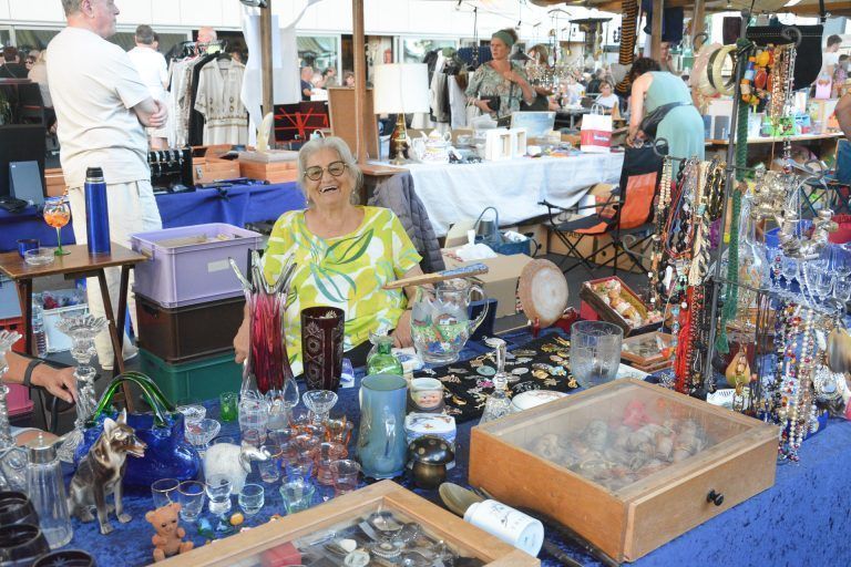 Gertraud Fröhlich aus Rankweil verkaufte an ihrem Stand Dinge, die sie in den letzten 40 Jahren gesammelt hatte.