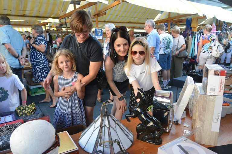 Viele Familien kamen zum Kirchplatz.