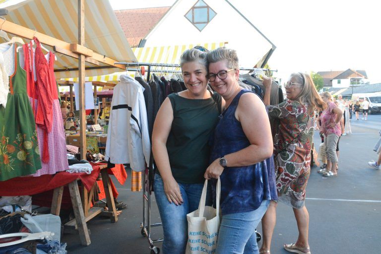 Auch Kleidungsstücke wechselten ihre Besitzer.