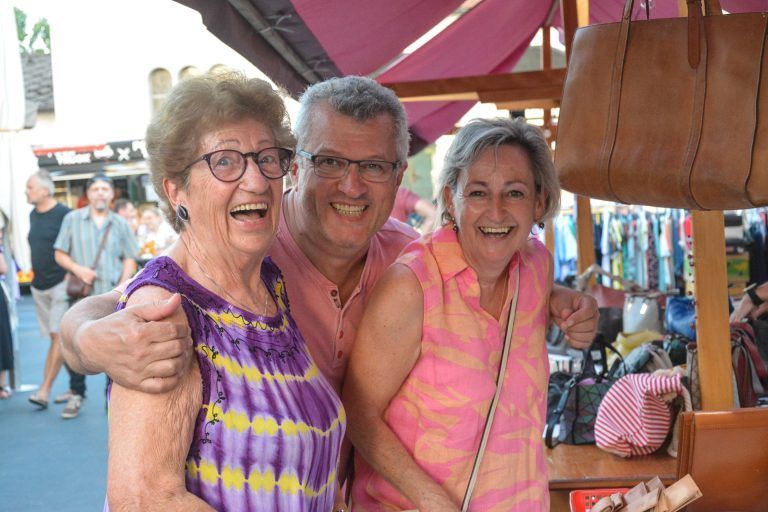 Gut gelaunt waren die Besucher des Nachtflohmarktes.