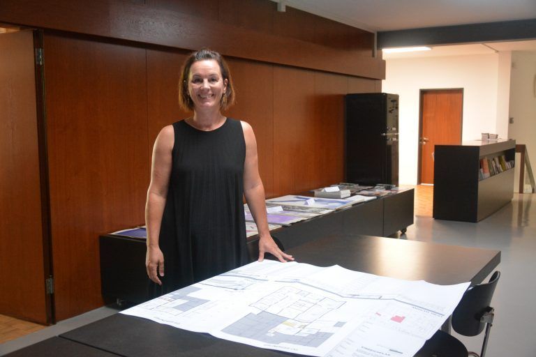 Leiterin Alexandra Jank zeigt die Pläne. Die Bibliothek schließt sich neu mit dem DOCK 20 und der Paukerei zusammen. 