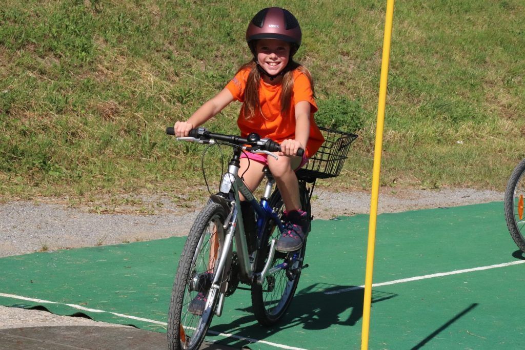 Junge Biker sicher unterwegs auf zwei Rädern