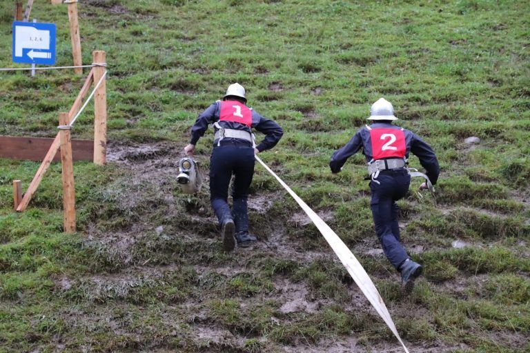 Regen und steile Hänge stellten eine zusätzliche Herausforderung für die mutigen Feuerwehrteams dar.