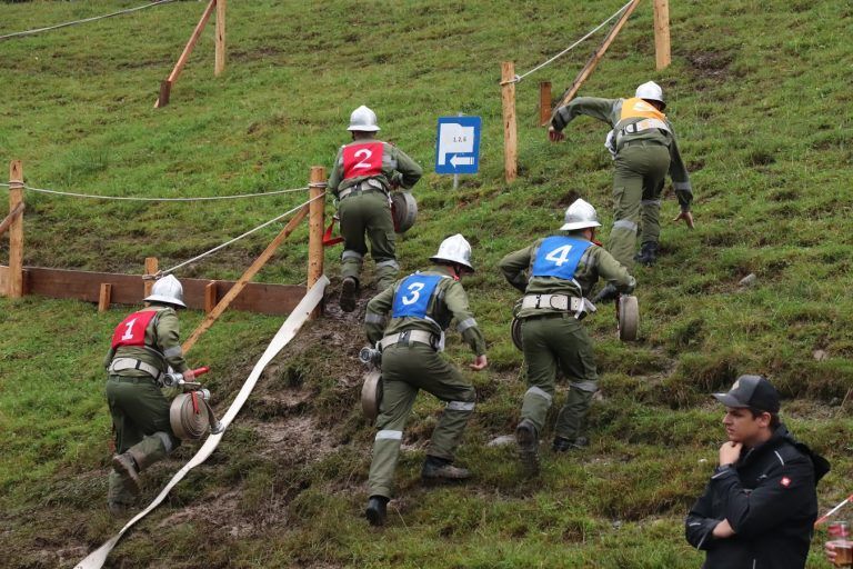 Bei bis zu 45 Prozent Steigung hatten viele Feuerwehrteams ihre Hände voll, um das Gleichgewicht zu wahren.