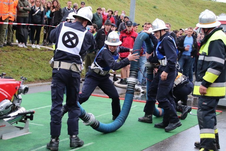 Spannung und Nässe dominierten, als die Feuerwehrteams mit großem Eifer im Wettkampf standen.