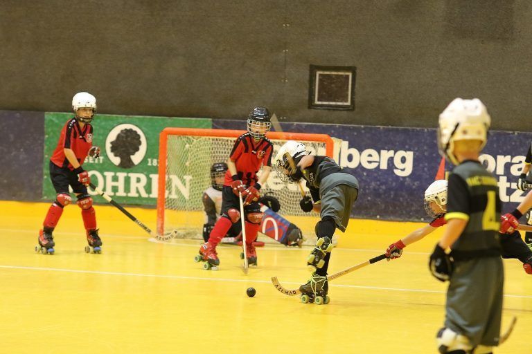 Rollhockeyteams aus mehreren Ländern matchten sich in der Dornbirner Stadthalle. <span class="copyright">cth</span>