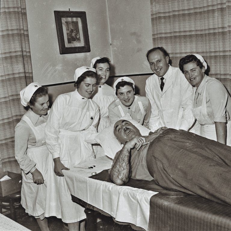 1958 wurde im städtischen Krankenhaus in Feldkirch die zweite Blutbank des Landes eröffnet. Bei der ersten Blutspendeaktion waren das Abnahmeteam um Primar Dr. Graß aus Bregenz sowie viele Feldkircher Ärzte und der Feldkircher Bürgermeister anwesend.