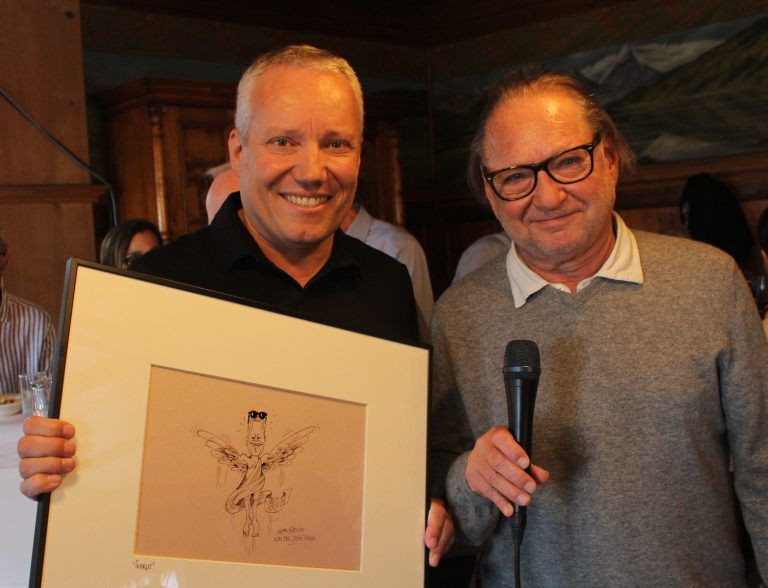 Namens der „Steini-Runde“, der Stammtischrunde im Dornbirner Cafe Steinhauser überreichte Silvio Raos eine lustige Ikarus-Karrikatur als Geburtstagsgeschenk. Anders als in der griechischen Mythologie gibt es für „Ikarus Jürgen“ ein Happy-End.