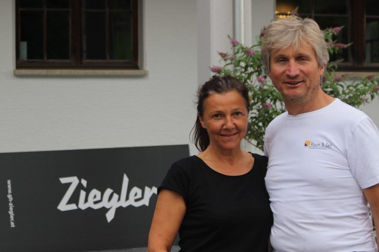 Anita und Wolfgang Fechtig haben das neue Schild schon vorbereitet - bald ist es offiziell das „Ziegler“.