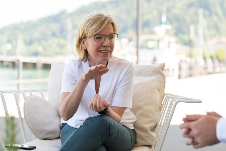 Leonore Gewessler ist als Umweltministerin ganz und gar nicht einverstanden mit Wolfsabschüssen per Verordnung in mehreren Bundesländern. <span class="copyright">VN/Stiplovsek</span>