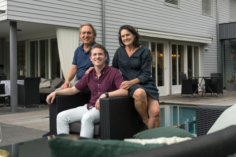 Jakob mit seinen Eltern Christoph und Irmtraud Wirnsperger zu Hause in Lustenau. Der hochbegabte Sänger und Schauspieler hat wieder viel vor. VN/Stiplovsek (2),, Wirnsperger